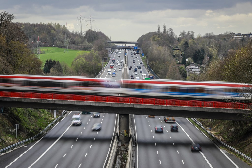 Die Verkehrswende kann positive Impulse für die Volkswirtschaft liefern – es sind jedoch signifikante Investitionen notwendig (Foto: Keystone-SDA / Mauritius Images, Robert Oberhaeuser)