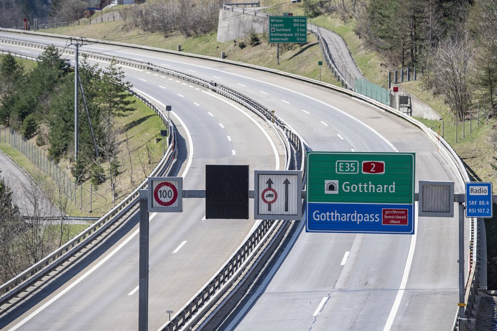 Keine Fahrzeuge in Sicht auf der Gotthard Autobahn A2 im April 2020: Das stark reduzierte Verkehrsaufkommen während der Corona-Pandemie hat mit dazu geführt, dass die Stickoxidemissionen der Schweiz um rund 15% gegenüber dem Vorjahr sanken. (Foto: Keystone-SDA)