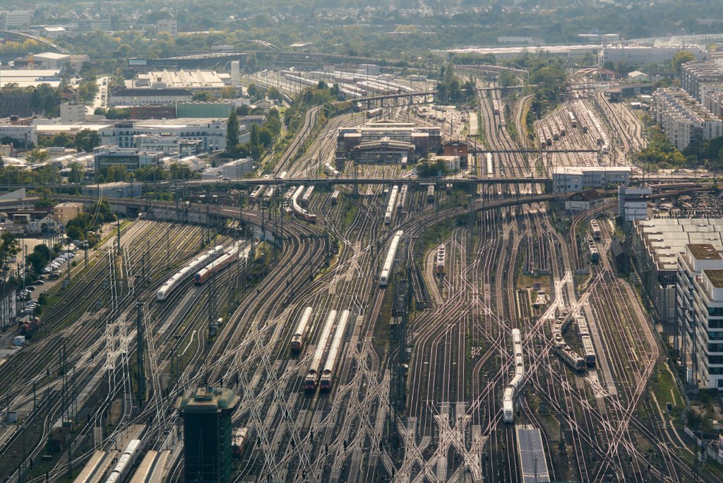 Für Schiene und Strasse werden gemäss Schätzungen der Studie knapp 50 Milliarden Euro im Jahr 2030 benötigt. (Foto: Deutsche Bahn AG / Dominic Dupont)