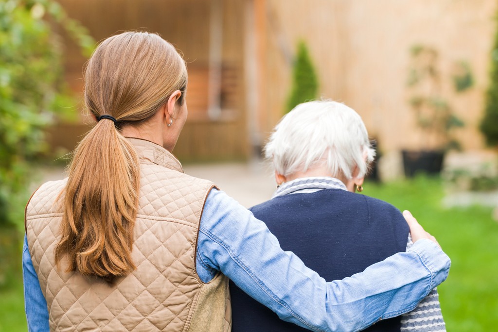 Ob Hilfe im Alltag oder Pflegearbeit: Betreuende Angehörige nehmen eine wichtige Rolle ein – und können selbst eine hohe Belastung erfahren. (Foto: iStock / Obencem)