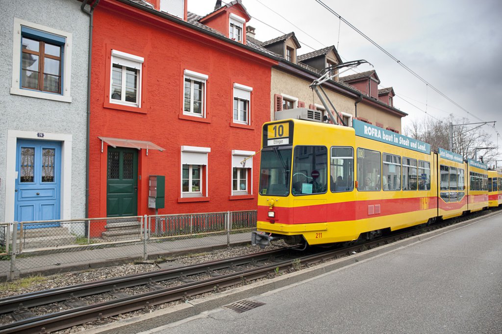 Le tram relie déjà depuis longtemps l’avant-pays et l’arrière-pays du Leimental; des mises en réseaux sont encore en passe d’être créées dans d’autres domaines. (Photo: Keystone-SDA / Branko de Lang)