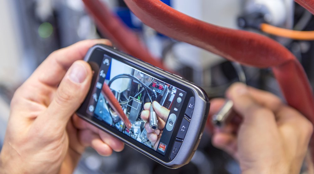 Digitaler Wandel in der Arbeitswelt: Neue Technologien erfordern von den Beschäftigten in vielen Branchen, etwa dem Automobilgewerbe, Kompetenzen, die so vor zehn Jahren noch nicht gefragt waren. (Foto: Keystone)