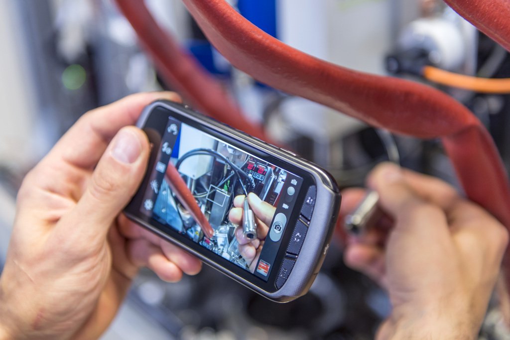 Digitaler Wandel in der Arbeitswelt: Neue Technologien erfordern von den Beschäftigten in vielen Branchen, etwa dem Automobilgewerbe, Kompetenzen, die so vor zehn Jahren noch nicht gefragt waren. (Foto: Keystone)