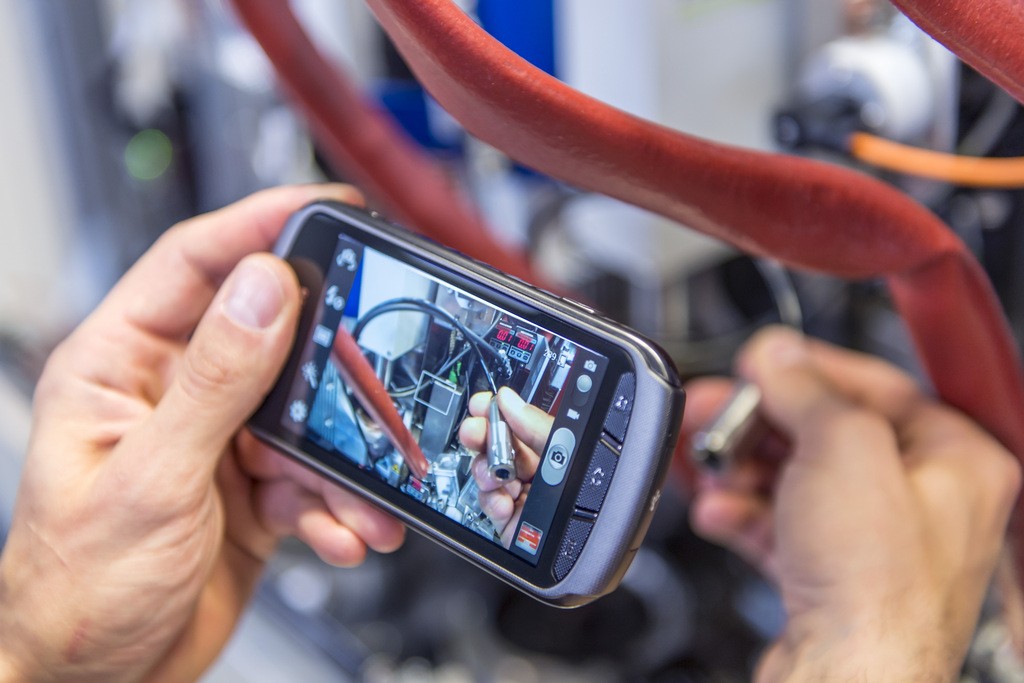 Digitaler Wandel in der Arbeitswelt: Neue Technologien erfordern von den Beschäftigten in vielen Branchen, etwa dem Automobilgewerbe, Kompetenzen, die so vor zehn Jahren noch nicht gefragt waren. (Foto: Keystone)
