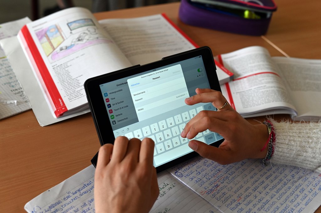 Die Schulen benötigen leistungsfähigere WLAN-Netzwerke und ausgebaute Lademöglichkeiten, damit diese der zunehmenden Nutzung standhalten. (Foto: Keystone-SDA / Uli Deck)
