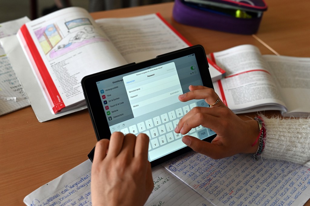 Die Schulen benötigen leistungsfähigere WLAN-Netzwerke und ausgebaute Lademöglichkeiten, damit diese der zunehmenden Nutzung standhalten. (Foto: Keystone-SDA / Uli Deck)