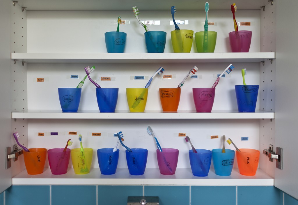 Ein neu erschienener Sammelband beleuchtet die Entwicklung der Tagesschulen in der Deutschschweiz. INFRAS hat ein Kapitel zur Beurteilung der Tagesstrukturen aus der Sicht von Eltern und Kindern beigesteuert. (© KEYSTONE/Gaetan Bally)