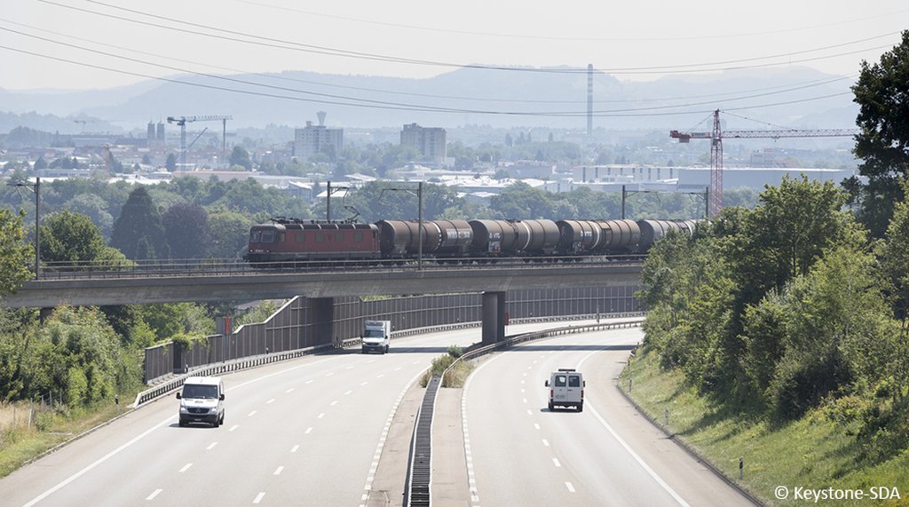 Compared to 2005, nitrogen oxide emissions in Switzerland fell by more than 30 percent in 2017. A total of around 63,000 tonnes were emitted in Switzerland, amongst others in road traffic. This is shown by the current air pollutant inventory. (Photo: Keystone-SDA)