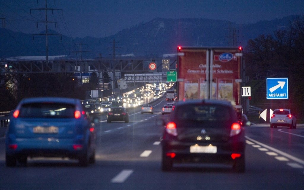 Vor allem am Abend kann Mobility Pricing Verkehrsspitzen spürbar glätten (Foto: Keystone-SDA).