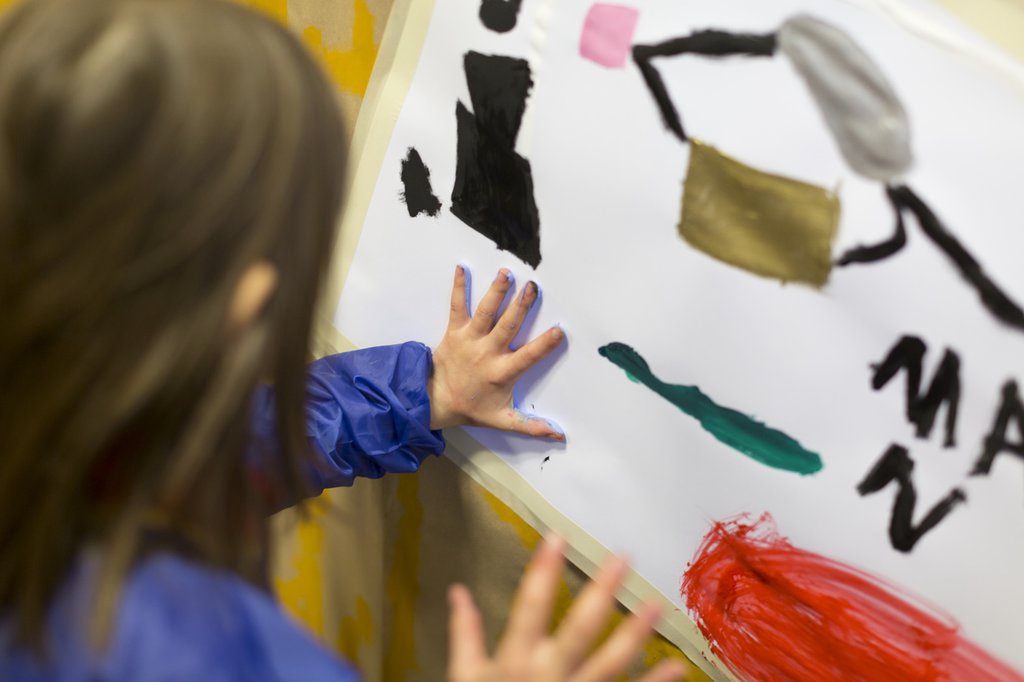 Kunstunterricht in einer Tagesschule: Die Betreuungsangebote unterscheiden sich je Gemeinde teilweise deutlich. (Foto: Keystone-SDA).