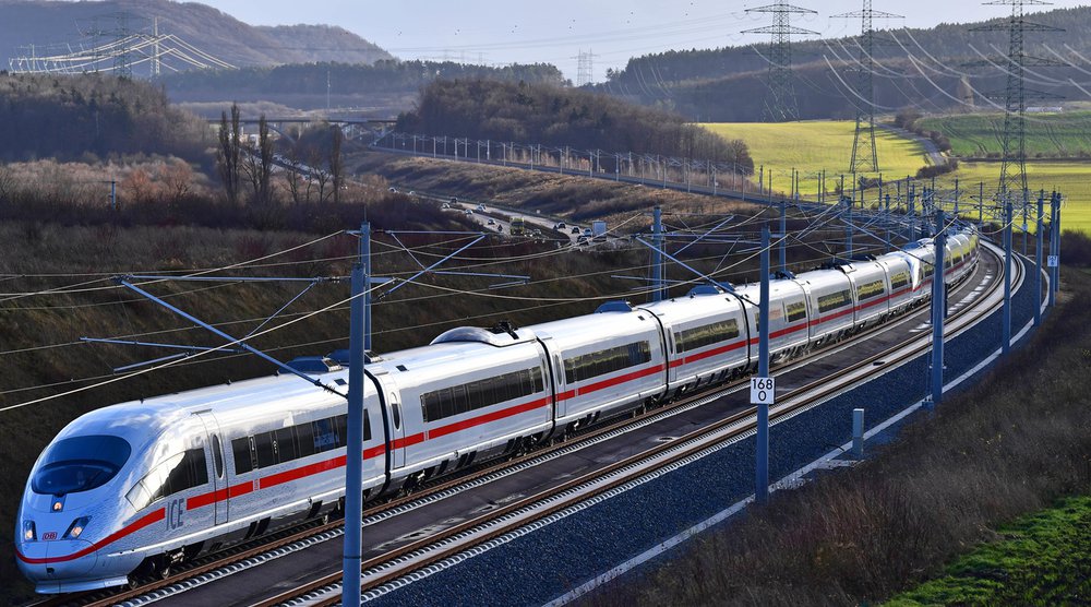 Mit dem Bahn oder dem Flugzeug durch Deutschland? Die Methodenkonvention zeigt aktuelle durchschnittliche Kostensätze auf, um Umweltkosten berechnen zu können. (Foto: Keystone-SDA).
