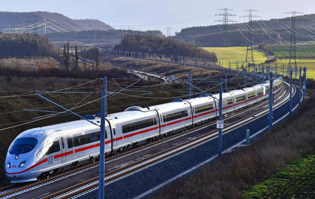 Mit dem Bahn oder dem Flugzeug durch Deutschland? Die Methodenkonvention zeigt aktuelle durchschnittliche Kostensätze auf, um Umweltkosten berechnen zu können. (Foto: Keystone-SDA).