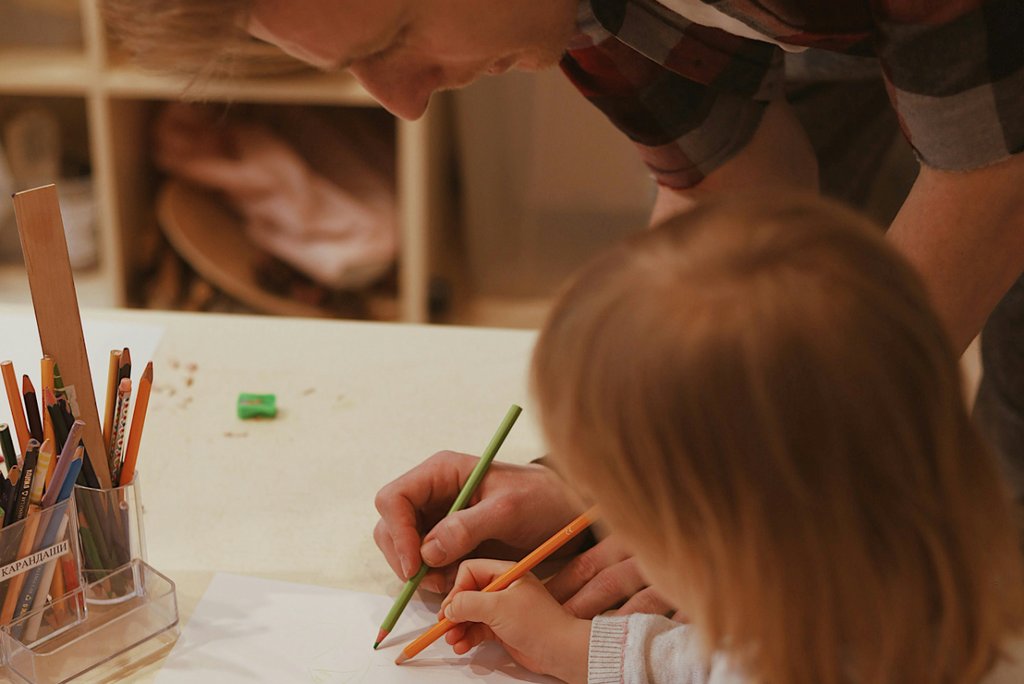 Schülerinnen und Schüler profitieren: Die Evaluation hält fest, dass Zivildienstleistende den Unterricht bereichern und die soziale Entwicklung der Kinder und Jugendlichen fördern. (Foto: Victoria Nazaruk / Unsplash)