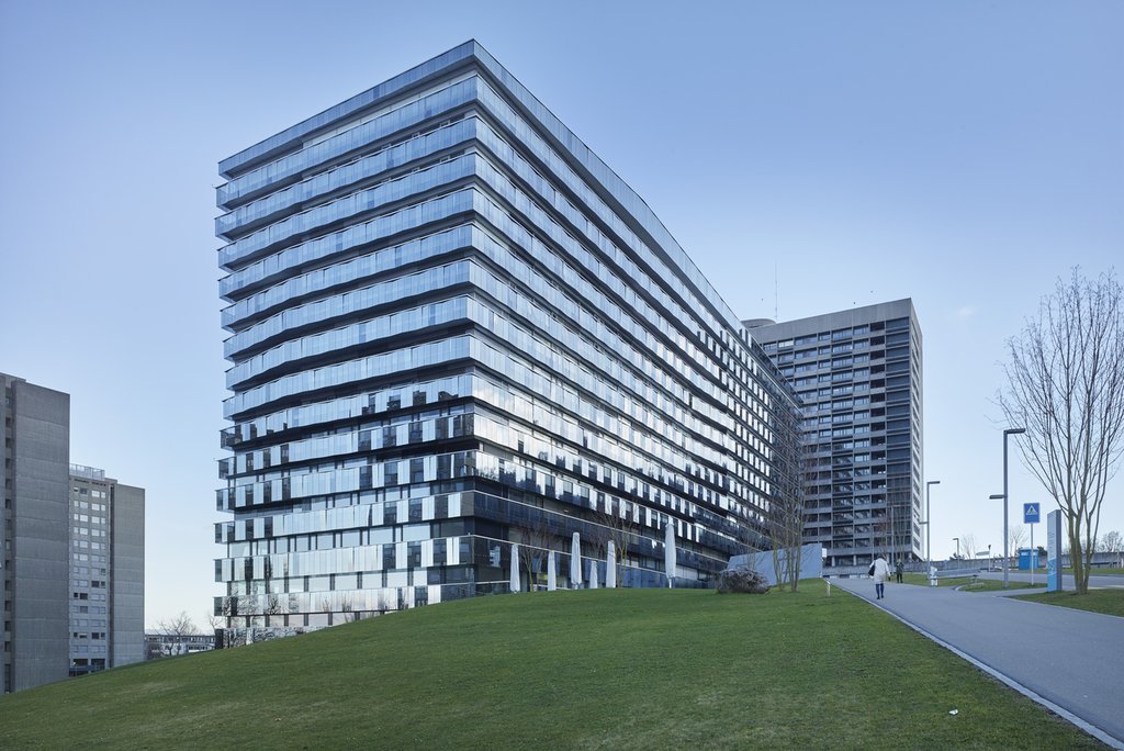 Das Triemli-Bettenhaus in Zürich ist seit 2016 in Betrieb: Der überwiegende Anteil der geplanten Investitionen für Spitäler betrifft die bauliche Struktur. (Foto: Keystone / Christian Beutler)