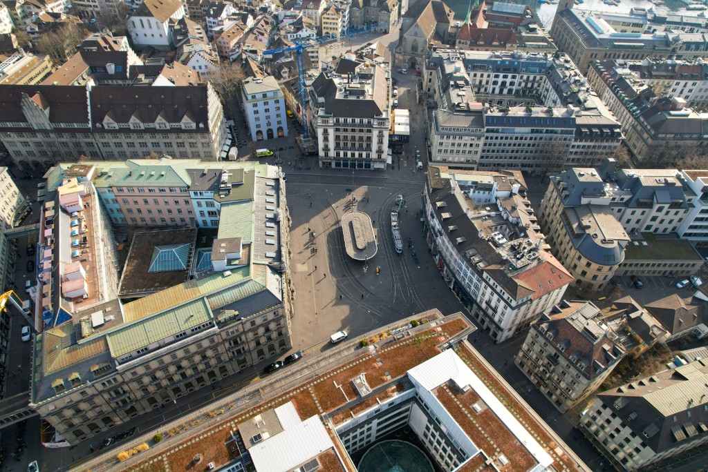 Paradeplatz Zürich als Symbol: Der Finanzplatz Schweiz ist in der Vermögensverwal-tung weltweit führend. (Foto: iStock / Michael Derrer Fuchs)