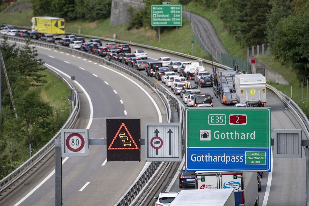 Stau vor dem Gotthardtunnel: Die Schweiz hat eine leistungsfähige Strasseninfrastruktur. Ist sie überlastet, führt das aber zu Wohlfahrtsverlusten. (Foto: Keystone-SDA)