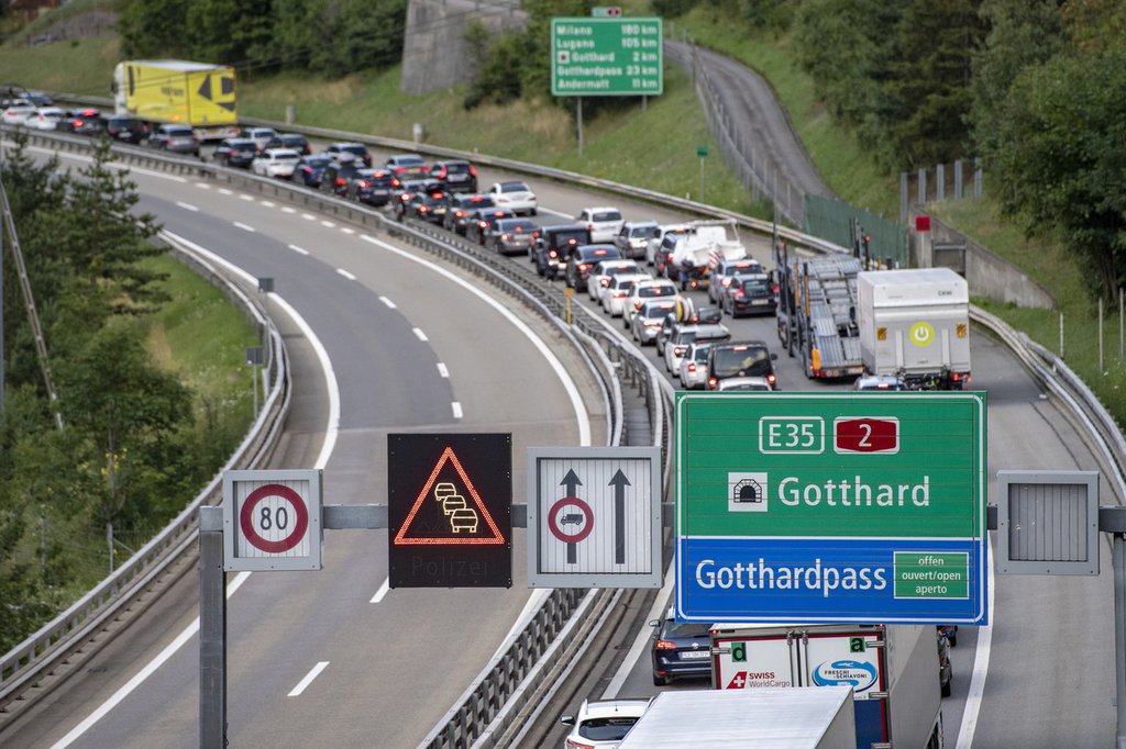 Stau vor dem Gotthardtunnel: Die Schweiz hat eine leistungsfähige Strasseninfrastruktur. Ist sie überlastet, führt das aber zu Wohlfahrtsverlusten. (Foto: Keystone-SDA)