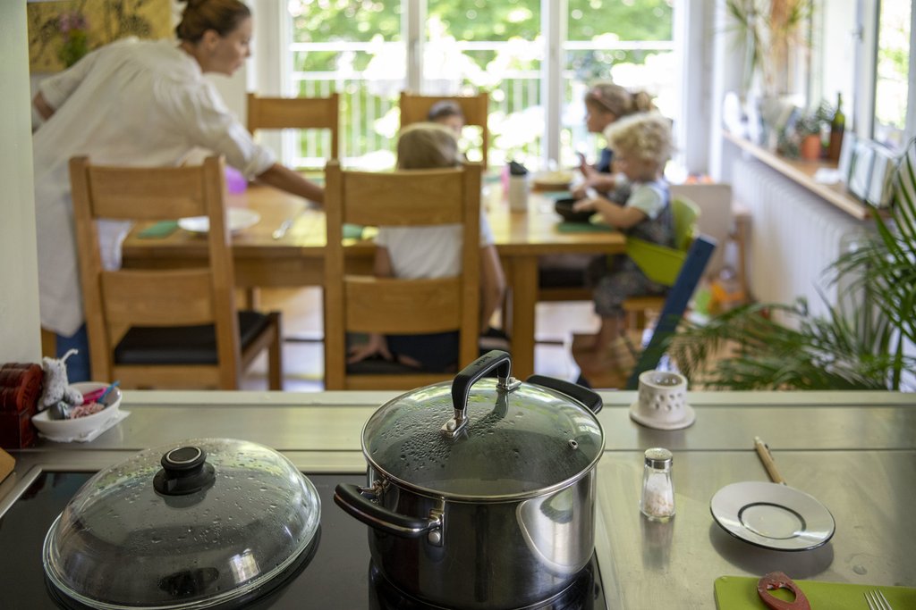 Mit rund 36.9 Millionen Franken im Jahr 2020 haben die St.Galler Gemeinden die familien- und schulergänzende Betreuung finanziert. Das Foto zeigt eine Tagesfamilie. (Foto: Keystone-SDA)