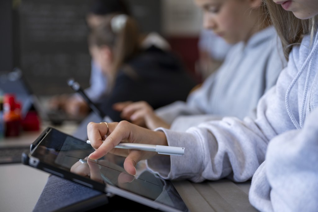 Die Schülerinnen und Schüler lernen gerne mit den Tablets. Lesen wollen die meisten aber lieber auf Papier. (Foto: Keystone-SDA)