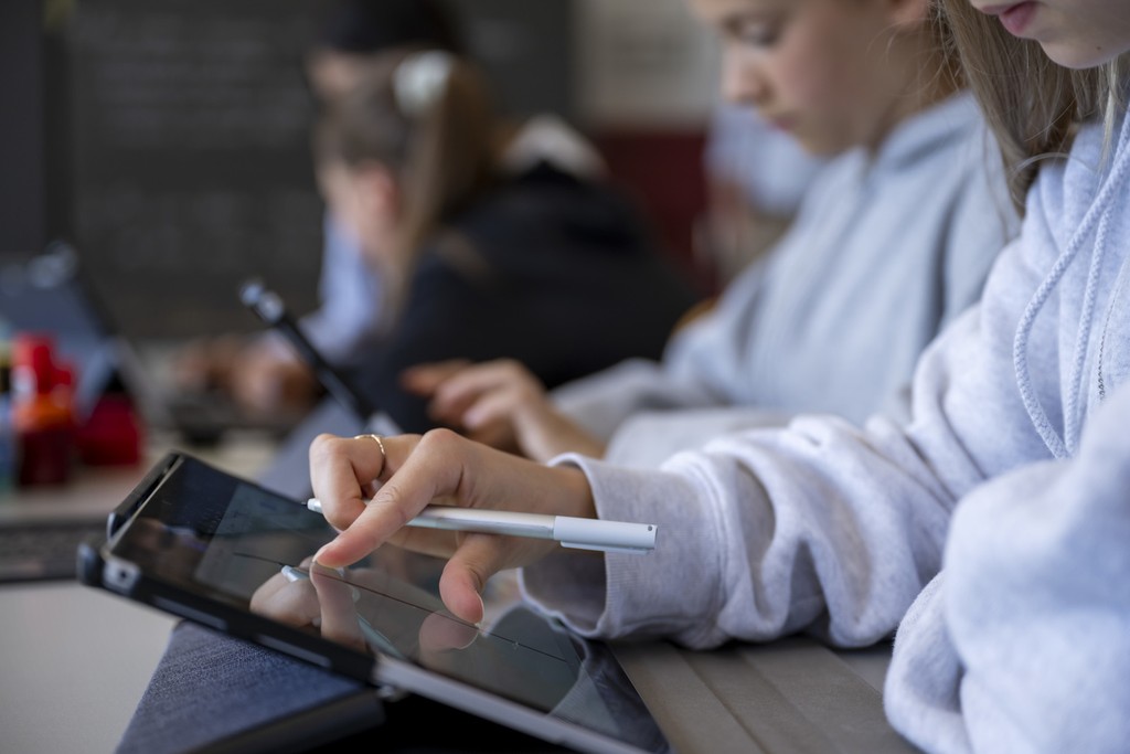 Die Schülerinnen und Schüler lernen gerne mit den Tablets. Lesen wollen die meisten aber lieber auf Papier. (Foto: Keystone-SDA)