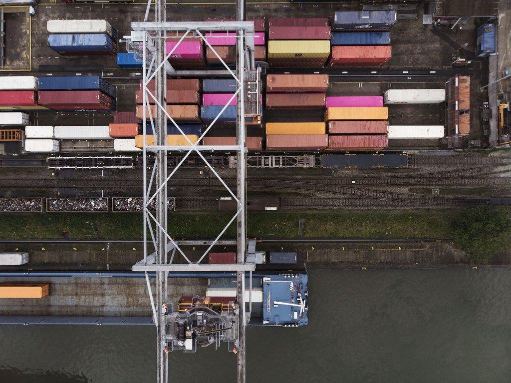 Schweizer Rheinhäfen: Container werden vom Wasser auf die Bahn verladen. (Foto Keystone-SDA)