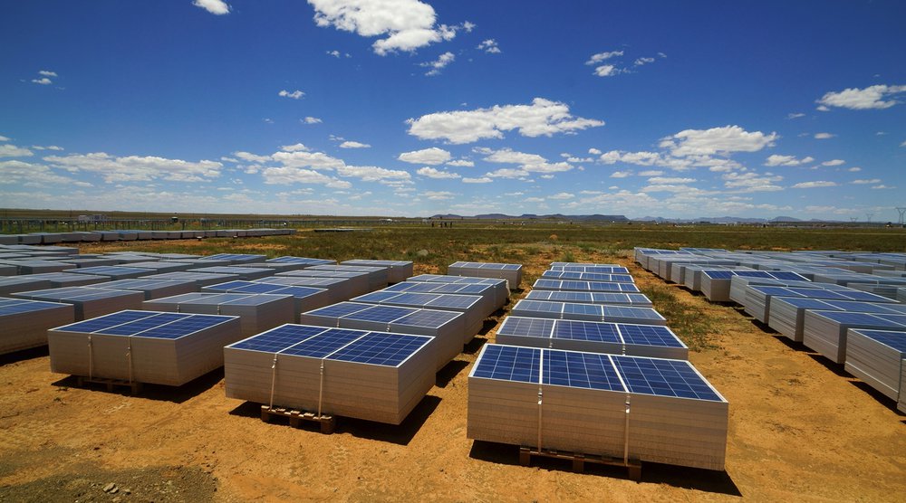 Photovoltaikanlagen in der Halbwüstenlandschaft Karoo in Südafrika. (Foto: Keystone-SDA)