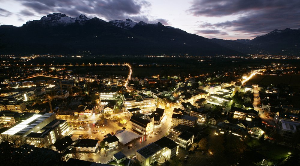 80% der Treibhausgasemissionen in Liechtenstein stammen aus Gebäuden und dem Verkehr. Hier liegt das grösste Potenzial, wenn das Land den Trend der sinkenden Emissionen weiter forcieren will. (Im Bild das Zentrum von Vaduz, Foto: Keystone)