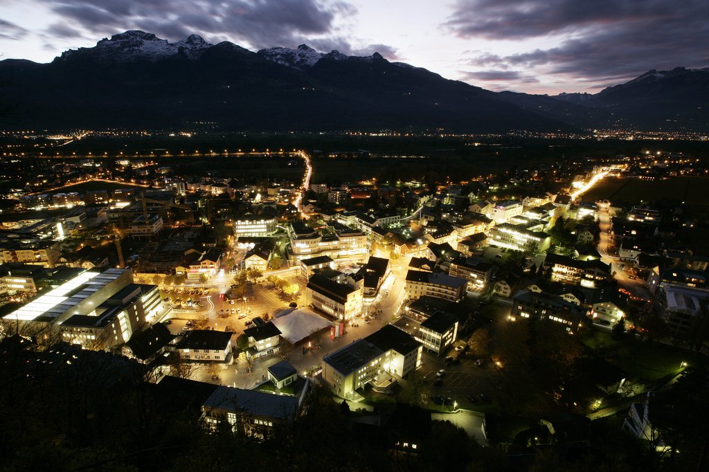 Au Liechtenstein, 80 pour cent des émissions de gaz à effet de serre sont produites par les bâtiments et les transports. Si le pays tient à poursuivre ses efforts pour réduire ces émissions, c’est dans ces deux domaines que réside le plus grand potentiel d’économies. (Image : le centre de Vaduz ; photo : Keystone)