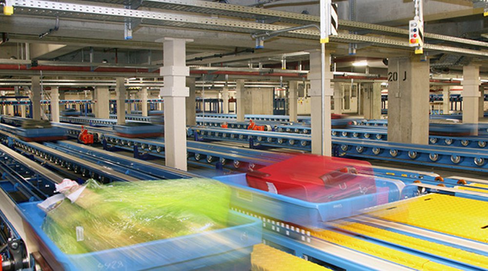 Confiner le transport de marchandises dans le sous-sol lorsque les surfaces sont rares et chères : cette logique, bien connue dans les aérodromes, est à la base des développements de Cargo Sous Terrain, qui mise sur la création d’une série d’axes de transports de marchandises souterrains. Le jeu en vaut-il la chandelle ? (Photo : Fraport AG)