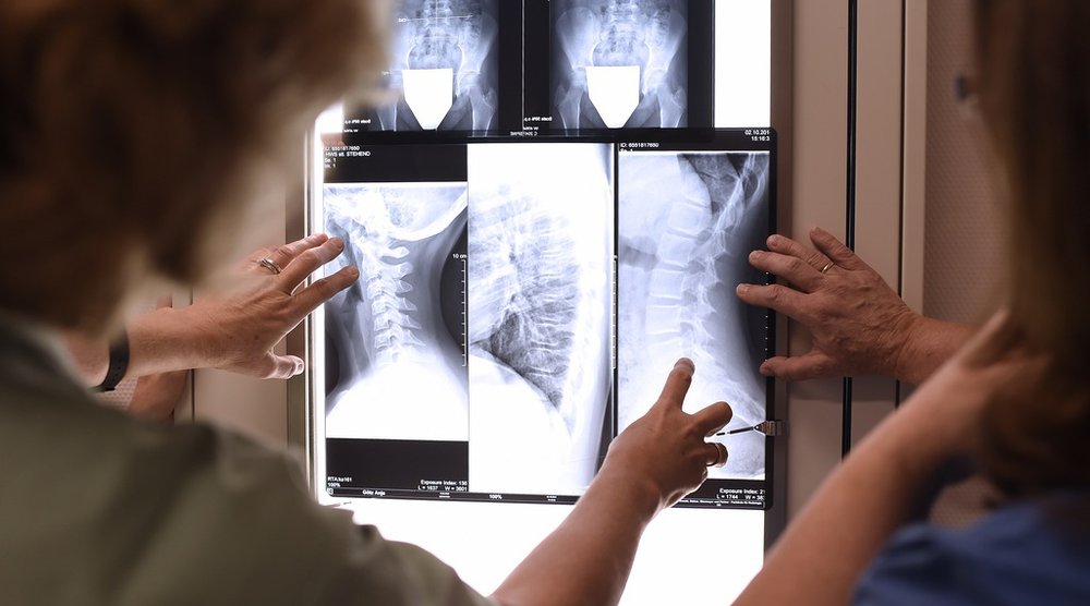Fachpersonen im Gesundheitswesen sollen gemäss der Plattform vermehrt voneinander und miteinander lernen, um die Zusammenarbeit und die Versorgungsqualität zu verbessern. (Foto: Keystone)