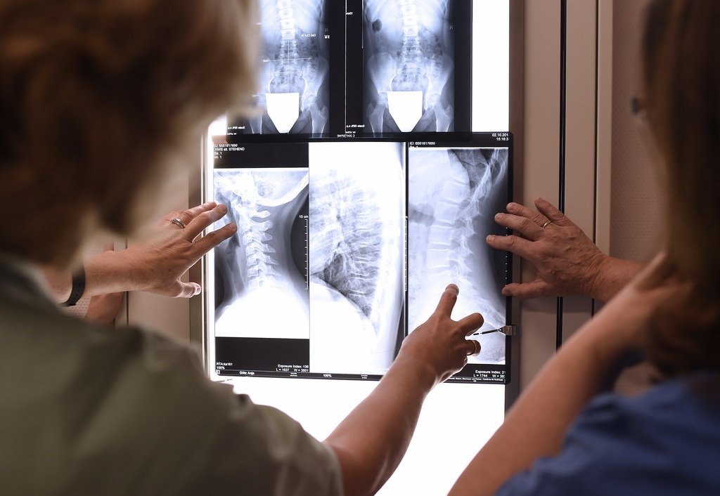 Fachpersonen im Gesundheitswesen sollen gemäss der Plattform vermehrt voneinander und miteinander lernen, um die Zusammenarbeit und die Versorgungsqualität zu verbessern. (Foto: Keystone)