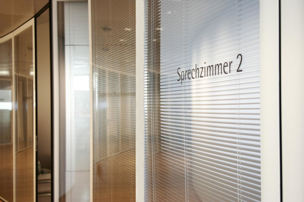 Rund 855 bis 1'000 Franken pro Kopf: So viel liesse sich durch Effizienzpotenziale bei den von der obligatorischen Krankenpflegeversicherung (mit-)finanzierten Leistungen jährlich einsparen, schätzt die Studie. (Foto: Keystone-SDA)