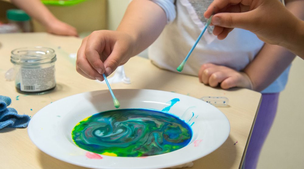 Wie hoch ist im Kanton Zug die Betreuungsquote im Vorschul- und Schulbereich? Um diese und weitere Fragen zu beantworten, hat INFRAS Daten zu allen familienergänzenden Einrichtungen im Kanton erhoben. (Foto: Keystone)