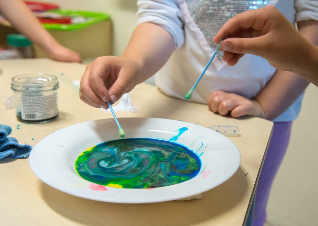 Wie hoch ist im Kanton Zug die Betreuungsquote im Vorschul- und Schulbereich? Um diese und weitere Fragen zu beantworten, hat INFRAS Daten zu allen familienergänzenden Einrichtungen im Kanton erhoben. (Foto: Keystone)