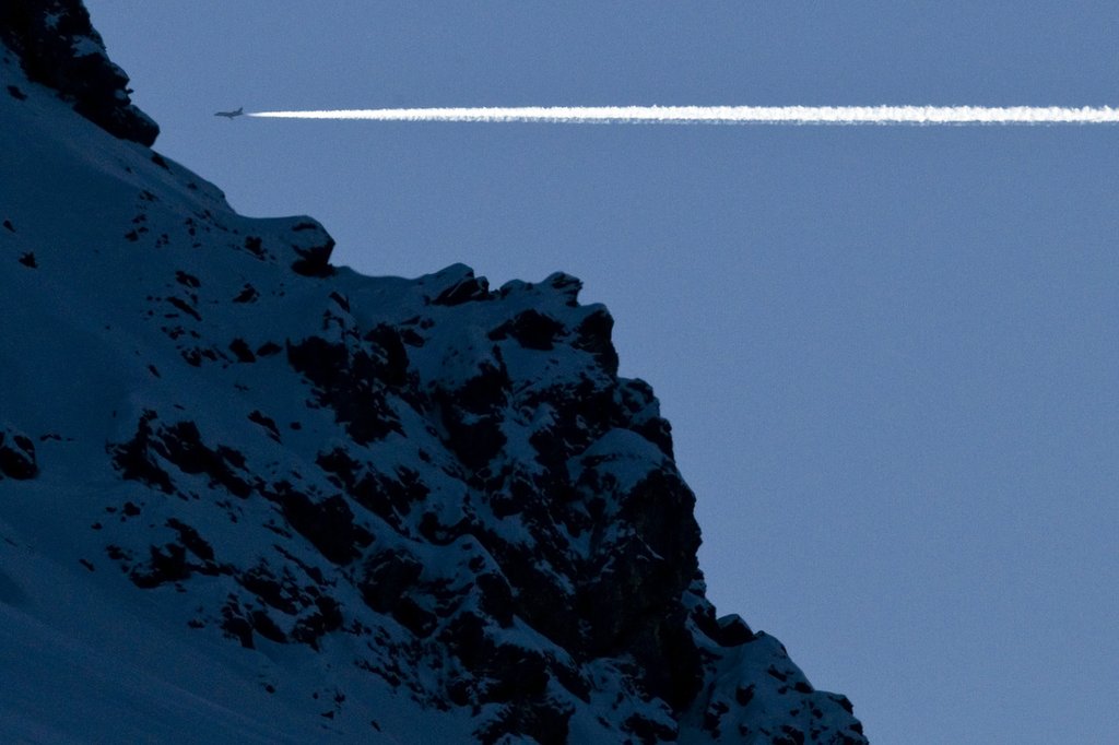 Flugzeug über Arosa (GR): Die Idee einer kantonalen CO2-Kompensationsplattform zielte u.a. darauf ab, dass Privatpersonen und Unternehmen aus Graubünden ihre Flugreisen hätten kompensieren und dabei in lokale Klimaschutzprojekte investieren können. (Foto: Keystone / Alessandro Della Bella)