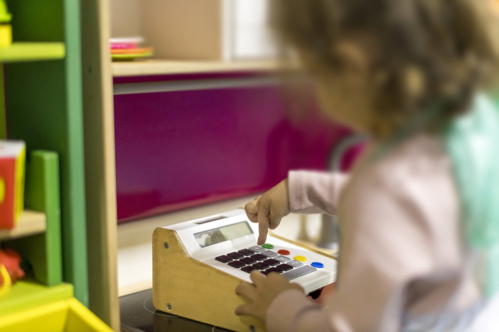 Ein Kita-Platz ist nicht gleich ein Kita-Platz: Die Kantone kennen unterschiedliche Finanzierungsgrundlagen und -modelle, somit sind die Eltern je nach Wohnort unterschiedlich stark belastet. (Foto: iStock / aerogondo)