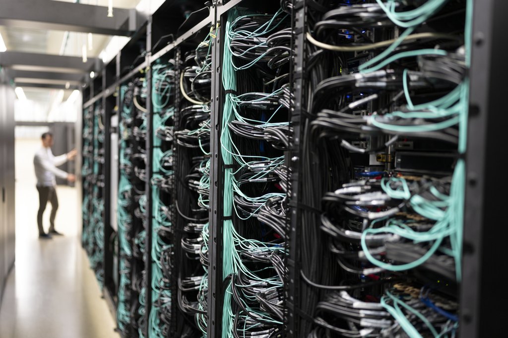 Superordinateur pour l'IA : au centre de haute performance CSCS de l'EPF à Lugano, plus de 10'000 puces permettent l'utilisation d'applications d'IA - et nécessitent beaucoup d'électricité. (Image symbolique / Photo: Keystone-SDA / Gaëtan Bally)
