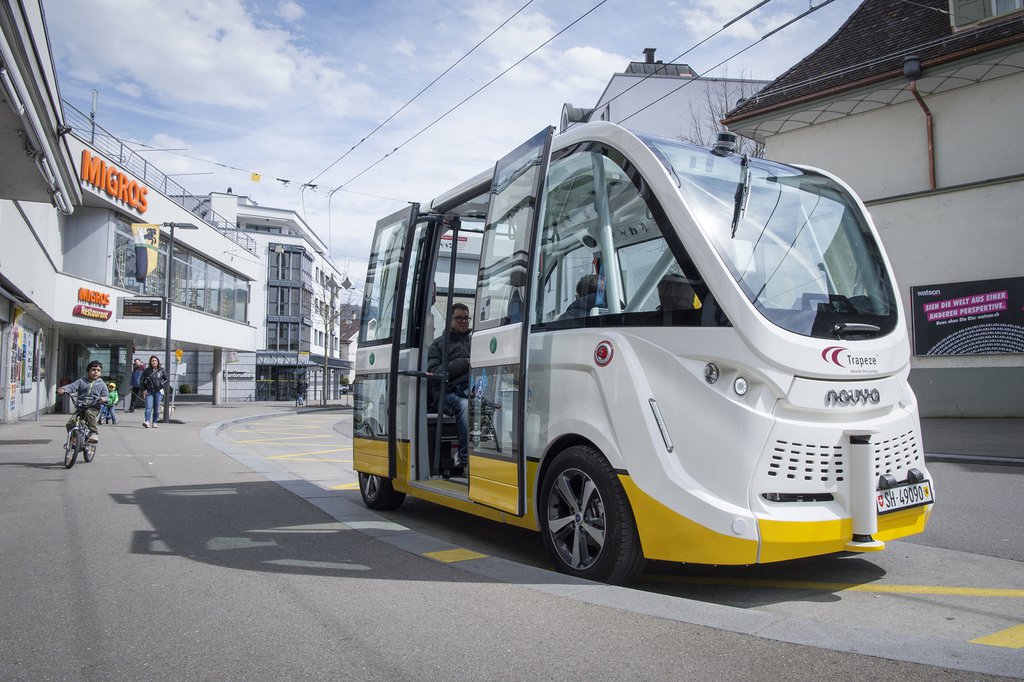 Mobility Sharing und Automatisierung: Der selbstfahrende Kleinbus Trapizio ist im Zentrum von Neuhausen unterwegs (Foto: Keystone-SDA)