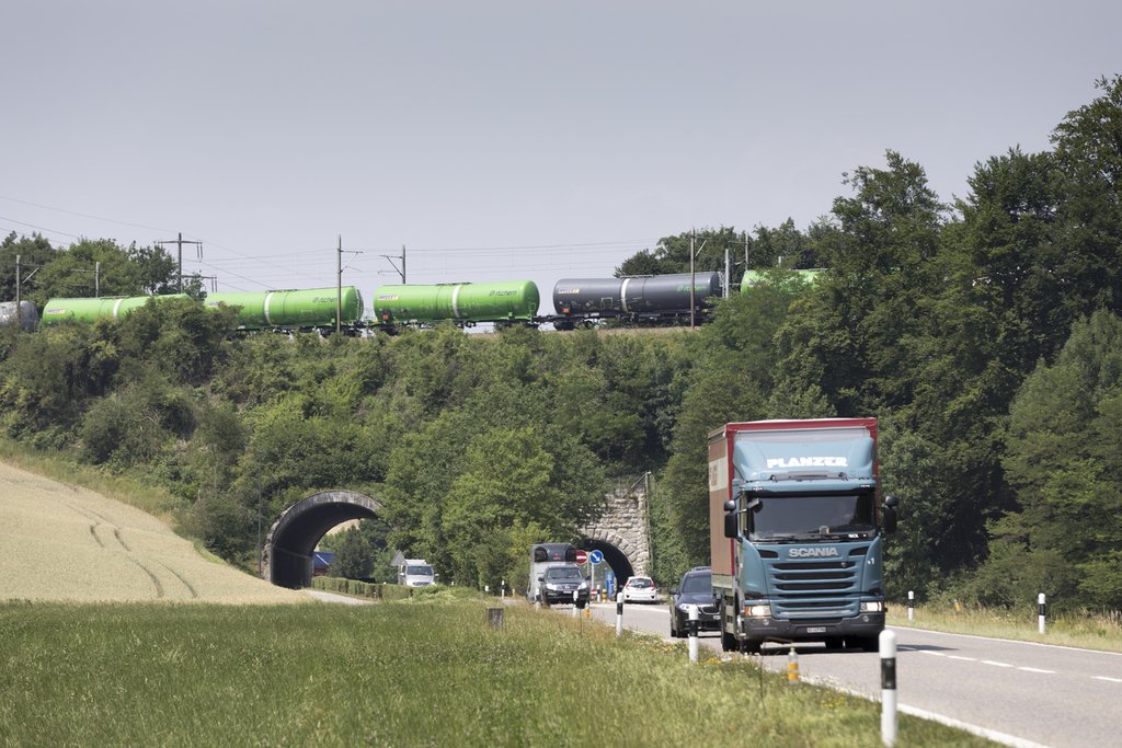 Güter auf die Strasse oder Schiene? Insbesondere für kurze Distanzen scheint der Strassenverkehr alternativlos, bei längeren Distanzen besteht Verlagerungspotenzial. (Foto: Keystone / Gaëtan Bally)