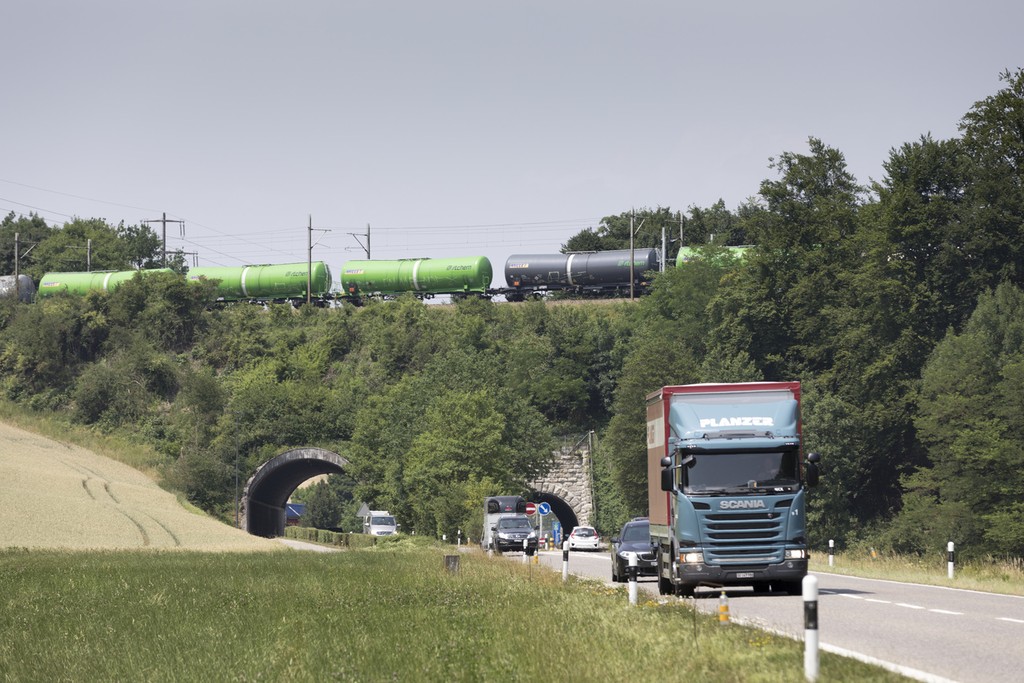 Transport routier ou ferroviaire? Le transport routier semble être la seule option pour les courtes distances, mais il existe un potentiel de transfert pour les longues distances. (Photo: Keystone / Gaëtan Bally)