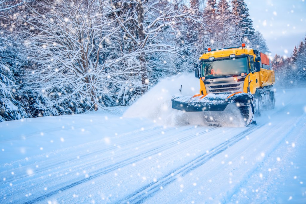 ​​When it snows, all winter service vehicles in a fleet are usually in use at the same time – sufficient charging stations for parallel and fast charging are therefore essential.​ (Foto: iStock)