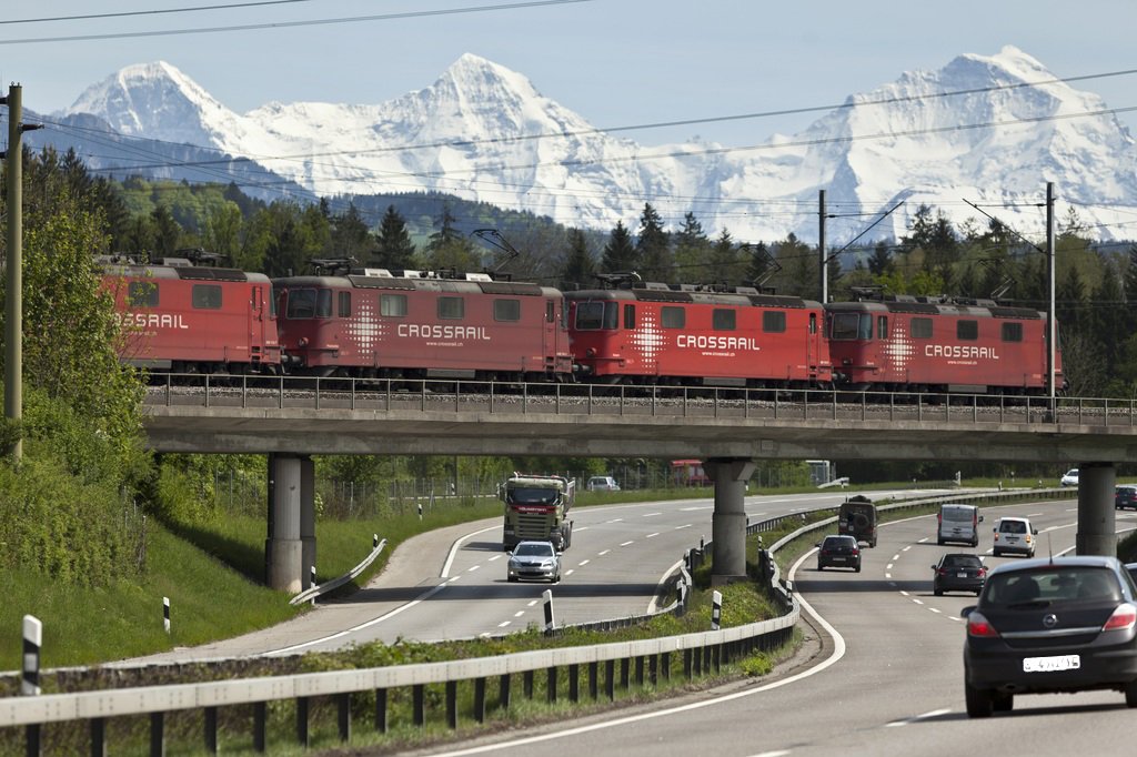 The technical and political discussion about climate-neutral mobility in Switzerland is only in its early stages. (Photo: Keystone)