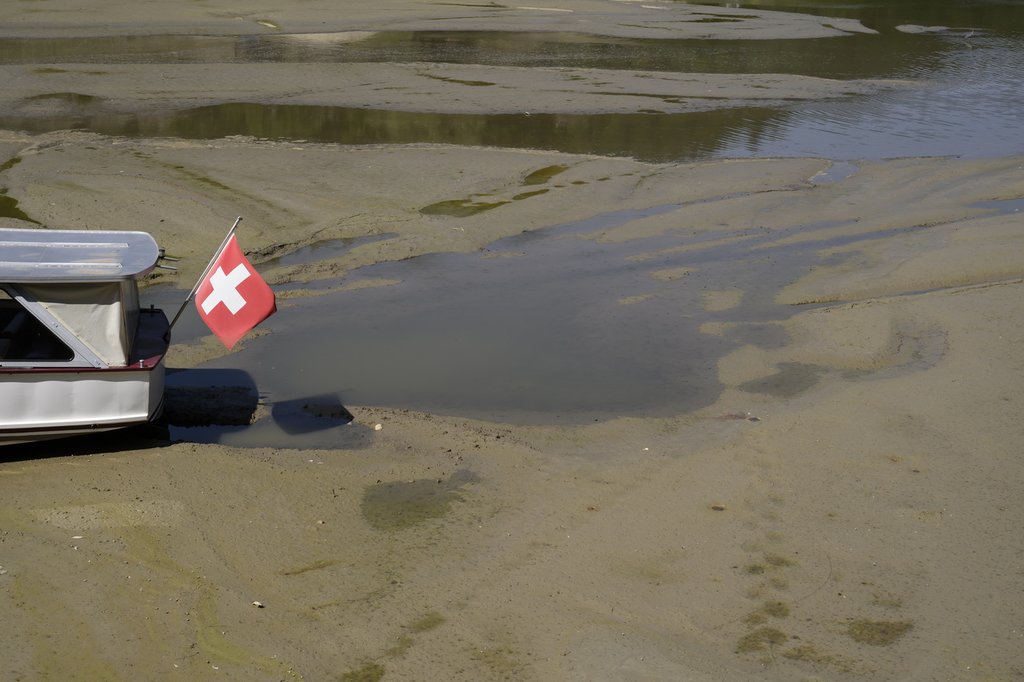 Lac de Brenets (NE) im Juli 2022: Trockenheitsbedingte Risiken, so etwa für aquatische Ökosysteme, die Schifffahrt und die Landwirtschaft, werden heute höher eingestuft als in früheren Klima-Risikoanalysen. (Foto: Keystone / Anthony Anex)