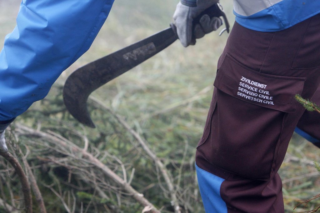 Zivildienstleistender bei einem Gruppeneinsatz: Im Umwelt- und Naturschutz ist Körpereinsatz gefordert. (Foto: Keystone-SDA)