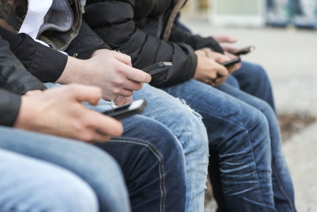 Telekommunikationsmarkt im Wandel: heute sind Smartphones und mobiles Internet Alltag – vor 15 Jahren war das Telekommunikationsverhalten und damit der Markt noch anders. (Foto: Keystone-SDA / Christian Beutler)
