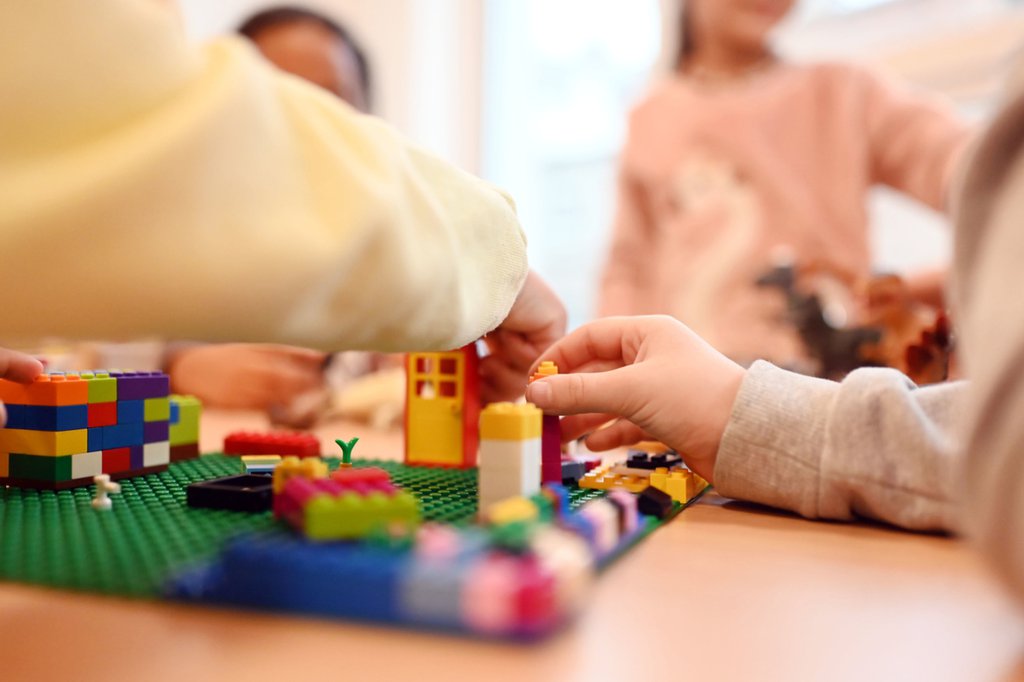 Der Monitoringbericht greift als Schwerpunktthema die Fachkräftesituation in Kinder-tagesstätten und in der schulergänzenden Betreuung im Kanton Zug auf. (Foto: Keys-tone-SDA / DPA / Uli Deck)