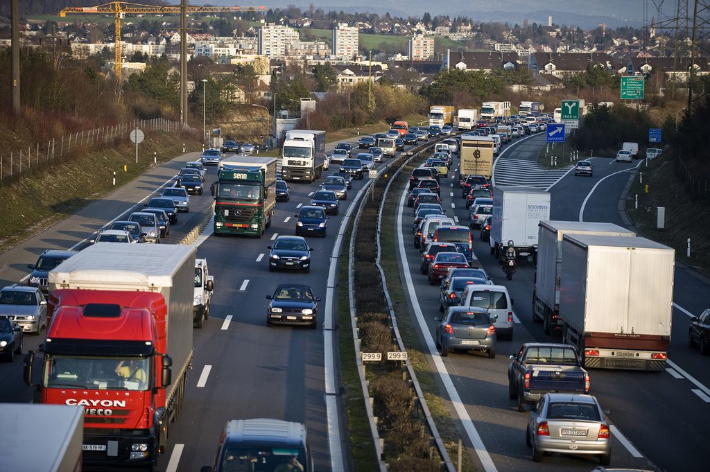 Der Güterverkehr ist selbstverständlicher Bestandteil des alltäglichen Verkehrsgeschehens und damit auch Teil der Herausforderungen in der Verkehrsplanung. (Foto: Keystone-SDA / EQ Images / Andy Mueller)