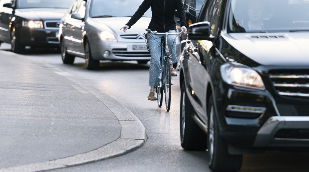 Verkehrslärm kann die Gesundheit und Lebensqualität von Menschen, die etwa in der Nähe von Strassen oder Schienen wohnen, beeinträchtigen und somit zum Beispiel Krankheitskosten verursachen. Externe Kosten wie diese fallen der Allgemeinheit oder künftigen Generationen an, direkten Einfluss auf das Verkehrsverhalten haben sie hingegen nicht. (Foto: Keystone)
