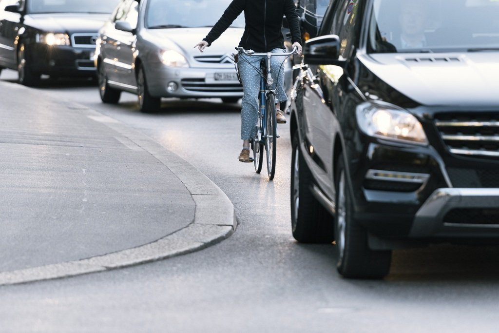 Verkehrslärm kann die Gesundheit und Lebensqualität von Menschen, die etwa in der Nähe von Strassen oder Schienen wohnen, beeinträchtigen und somit zum Beispiel Krankheitskosten verursachen. Externe Kosten wie diese fallen der Allgemeinheit oder künftigen Generationen an, direkten Einfluss auf das Verkehrsverhalten haben sie hingegen nicht. (Foto: Keystone)