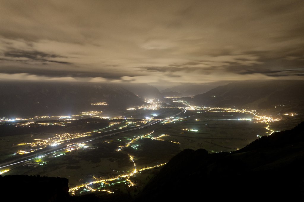 Das Rheintal und Liechtenstein bei Nacht. (Foto: Keystone-SDA).
